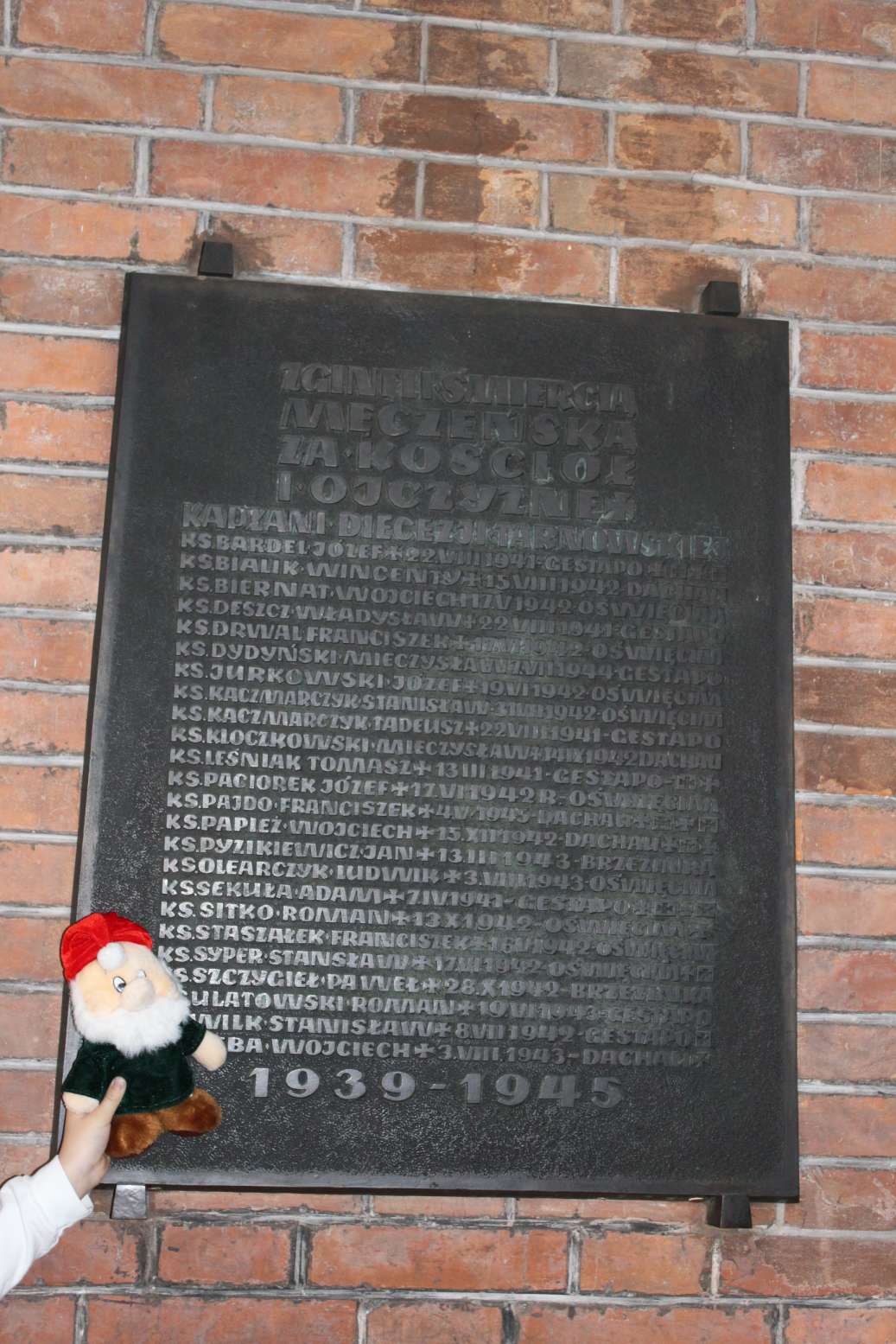 Tarnowska Katedra- tablica upamiętniająca 24 zamordowanych księży z diecezji tarnowskiej podczas II wojny światowej