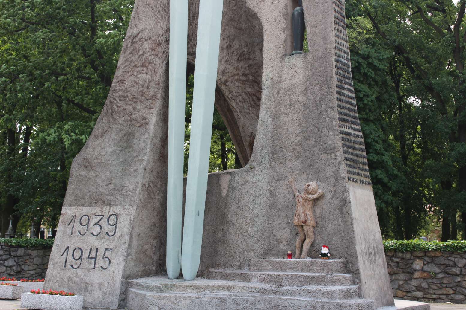 ul. Narutowicza- pomnik Walki, Martyrologii i Zwycięstwa (2)