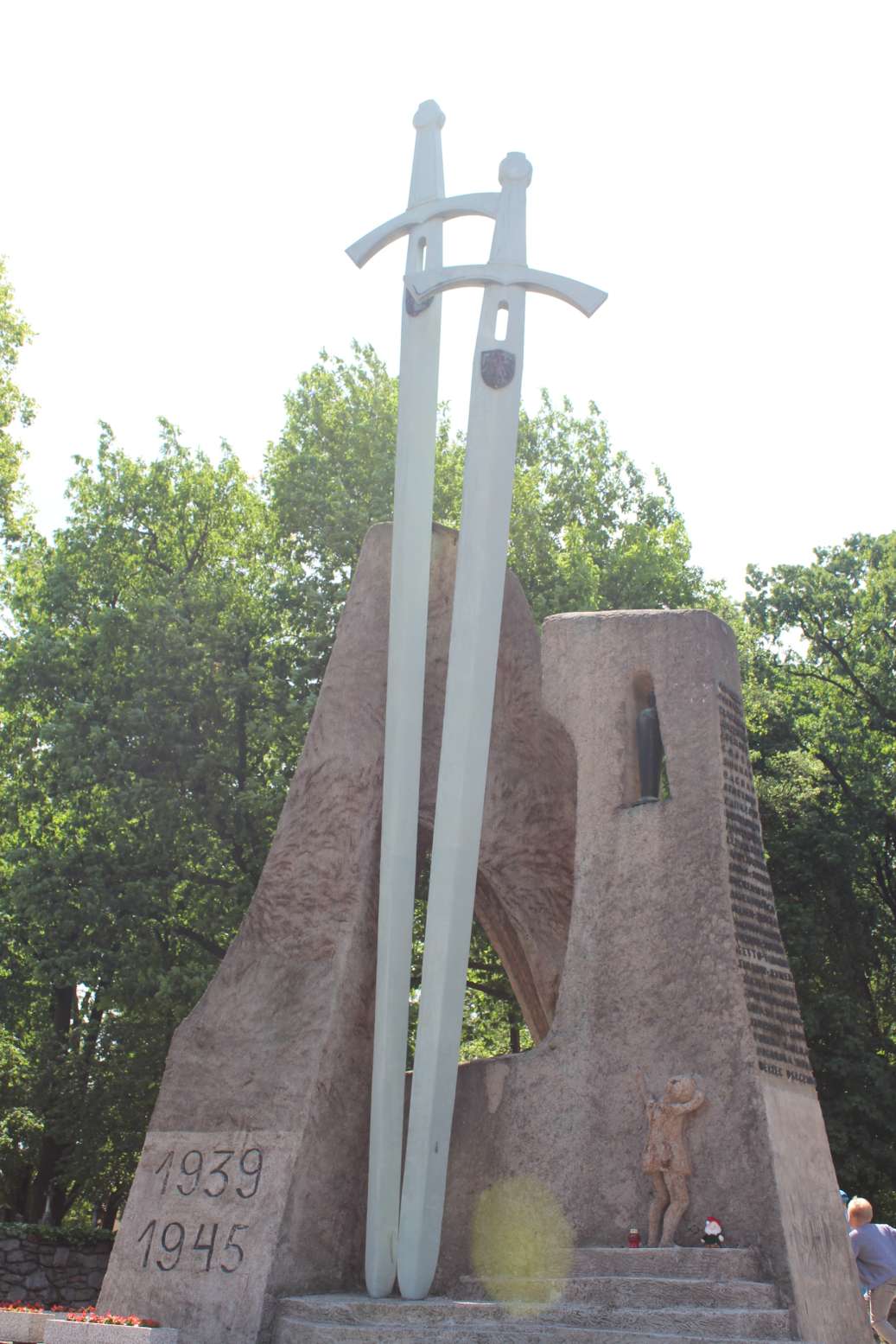 ul. Narutowicza- pomnik Walki, Martyrologii i Zwycięstwa (3)